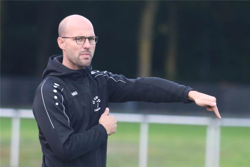 Union Lüdinghausen verliert seinen Trainer Yannick Gieseler, Trainer von Union Lüdinghausen, zeigt auf etwas.