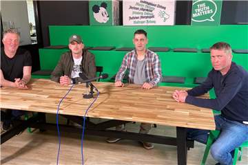 Yannick Goecke (2.v.l.) und Suat Akyüz (2.v.r.) sprechen in der neuen Folge des Sporttalk am Freitag über die Situation bei ihren Vereinen sowie über ihre Erlebnisse im Fußball.