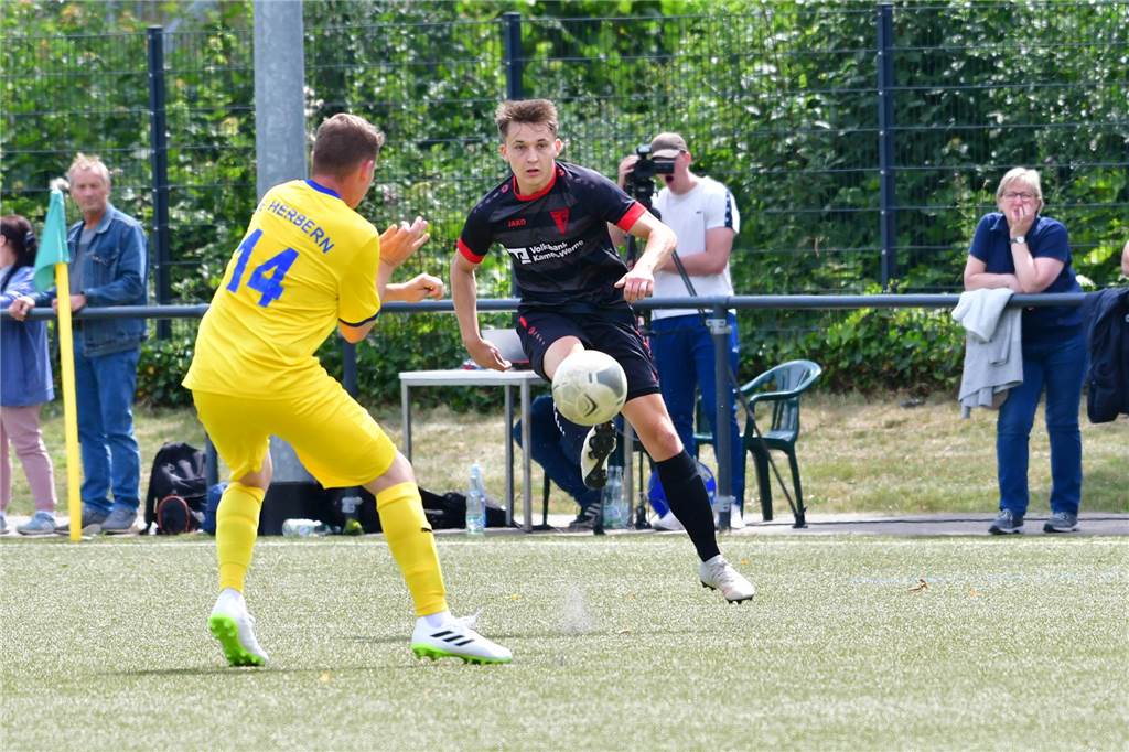 WSC-Kapitän Yannick Lachowicz im Interview Colin Lachowicz beim Schuss