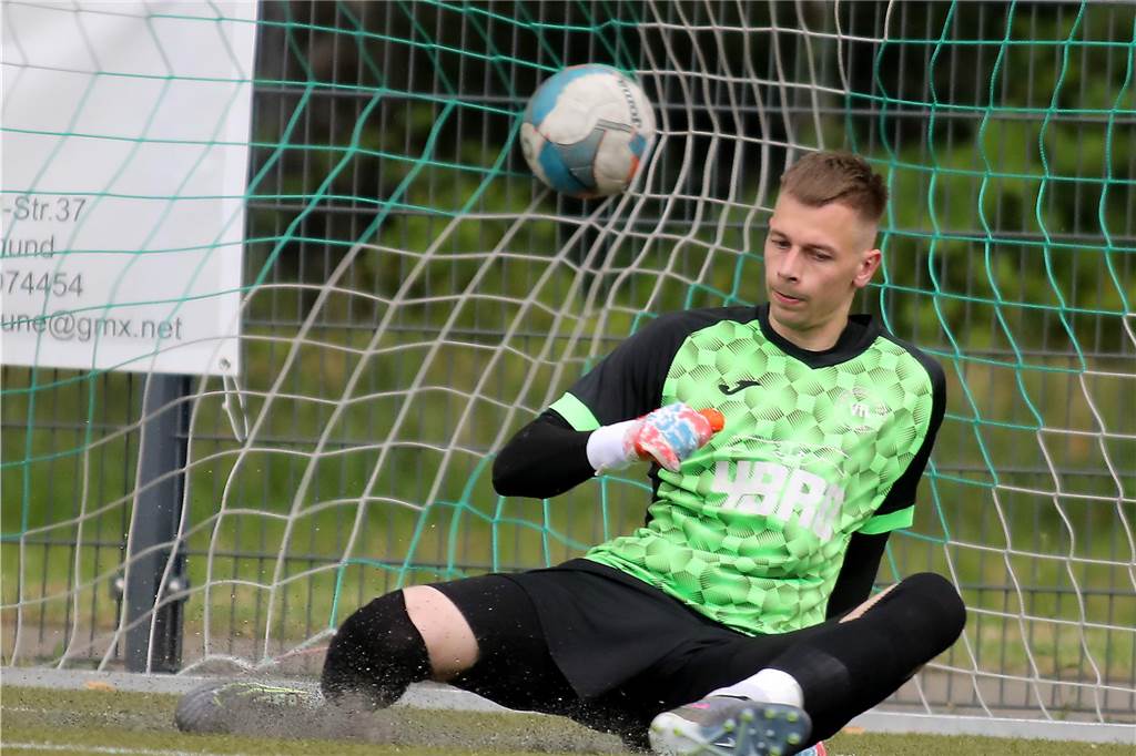 Entwarnung bei Dortmunder Bezirksliga-Torwart: „Er wollte mir wehtun“ Yannik Kube gewann am Sonntag mit seinem VfL Kemminghausen.
