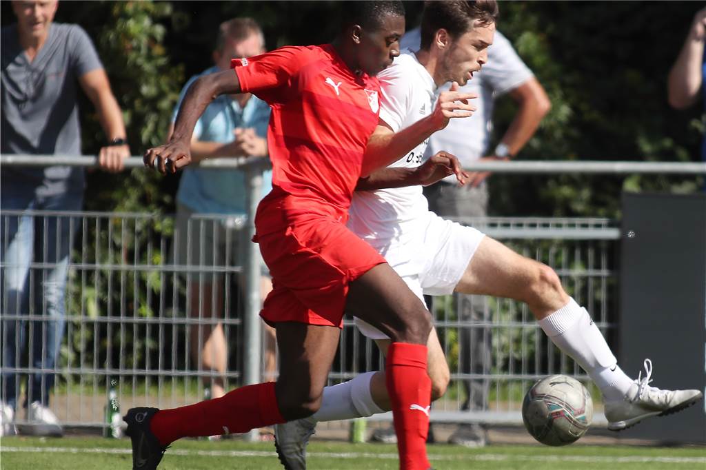 Top-Torjäger ist Absteiger RW Germania treu geblieben - „Ich stehe zu meinem Wort“ Yannik Tielker (r.) hat in der aktuellen Spielzeit schon fünf Treffer für Germania erzielt.