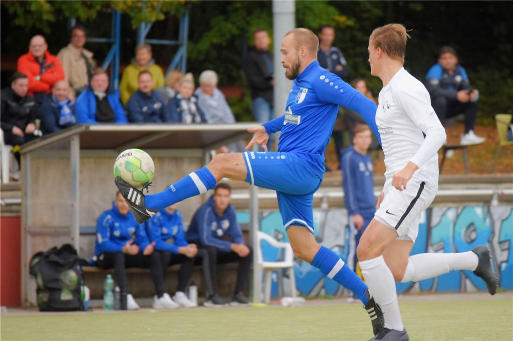 Vom Co-Trainer an Krücken zum Leistungsträger - der ungewöhnliche Weg einer Nummer 5 Yannis Schwarze trägt seit der B-Jugend die Rückennummer 5.