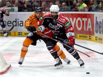 Yared Hagos (r) spielte in der vergangenen Saison noch für die Kölner Haie. Foto: Ina Fassbender