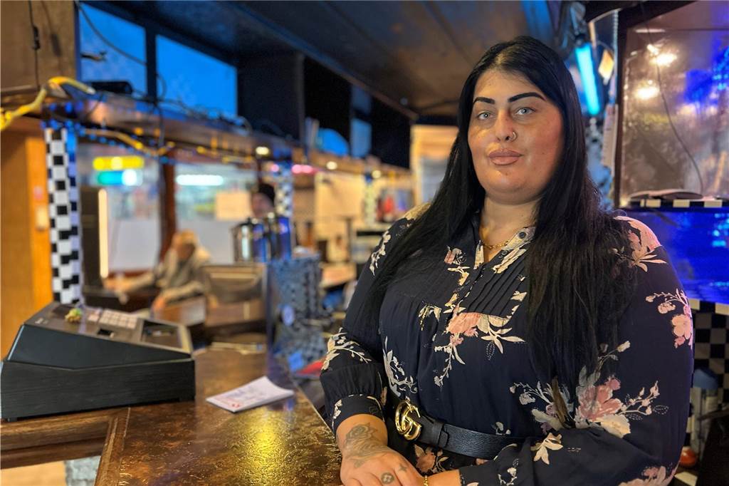 Yasemin Karpuz hinter dem Tresen des Cafés „Stolleneck“, das von ihrem Freund betrieben wird.