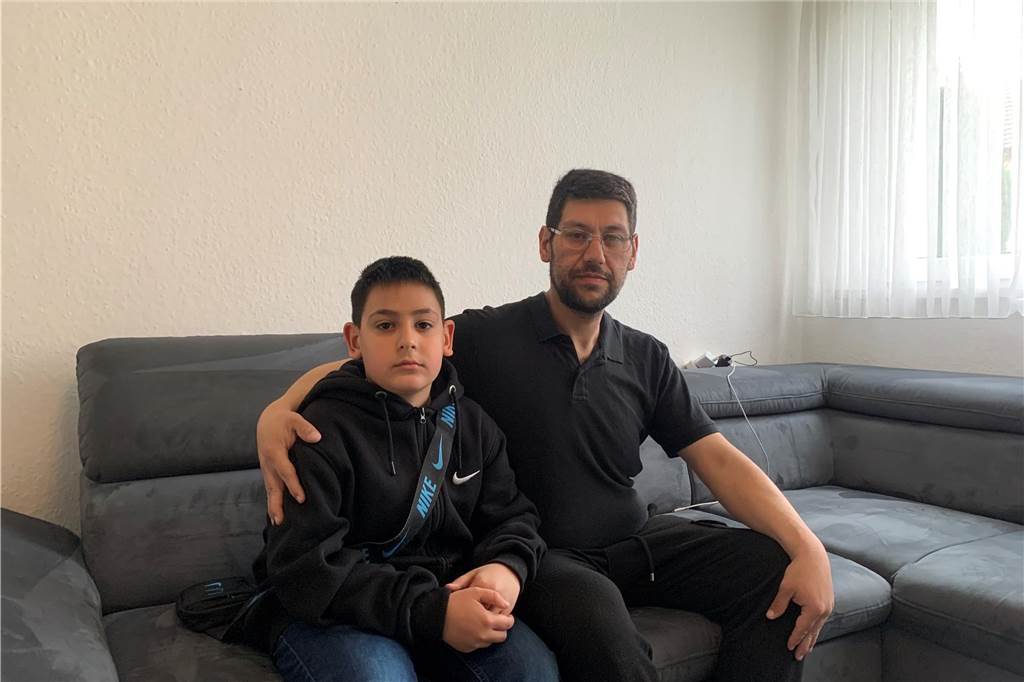 Mit den Nachbarn auf Kriegsfuß: Familie soll aus ihrem Wohnhaus raus Yasin Akkuzu und seine Familie, hier abgebildet mit seinem Sohn, wollen gegen die Kündigung durch Vivawest vorgehen.