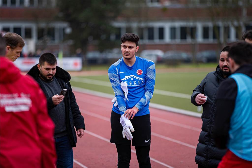 Trotz Zusage: Schlüsselspieler kehrt dem TSC Kamen den Rücken zu Yasin Aydeniz zieht beim TSC Kamen die Torwarthandschuhe aus und wechselt zum VfL Kemminghausen.