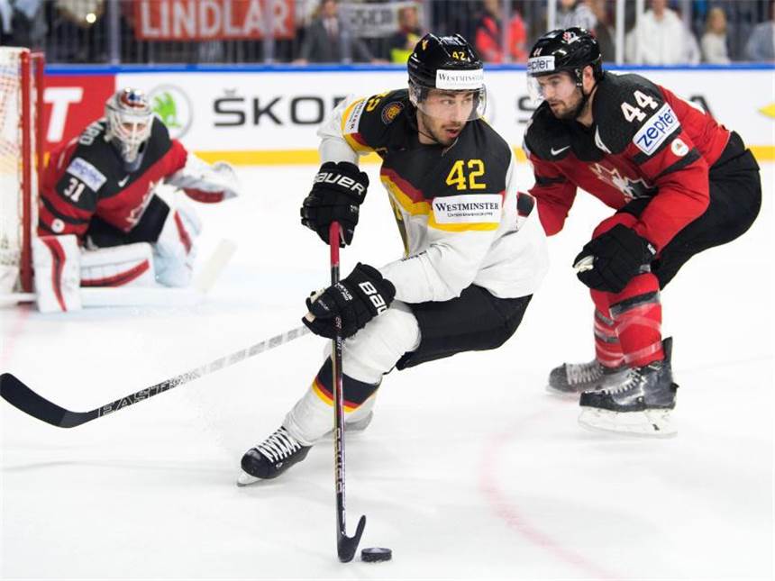 Zu harmlos: DEB-Team verpasst WM-Sensation gegen Kanada Yasin Ehliz hat sich beim Kampf um den Puck gegen den Kanadier Marc-Edouard Vlasic (r) durchgesetzt. Foto: Marius Becker