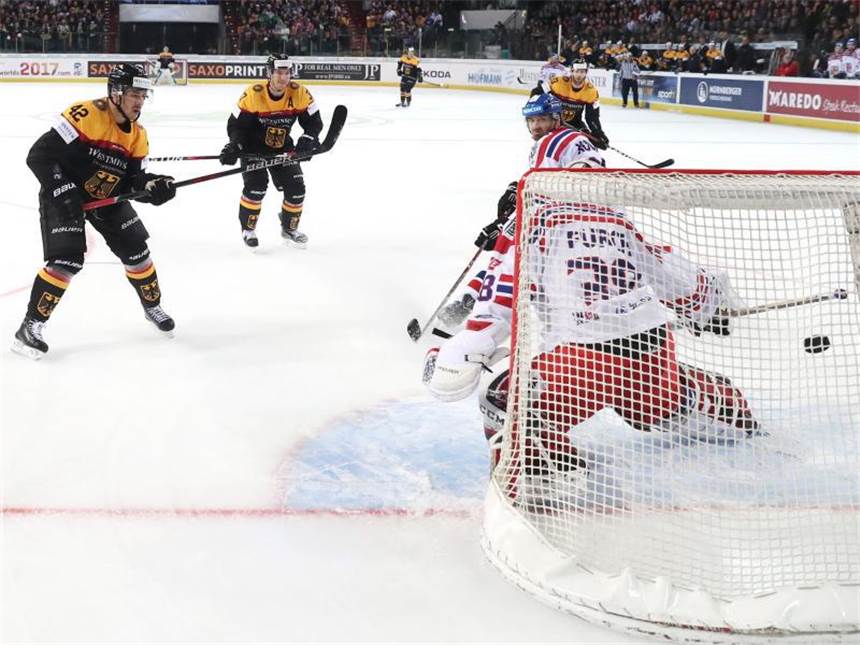 Verändertes Eishockey-Team für Test-Endspurt Yasin Ehliz (l) erzielt den Treffer zum 7:3. Foto: Daniel Karmann