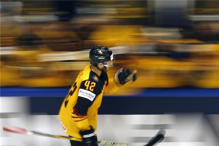 Eishockey-Nationalspieler Ehliz und Macek wechseln in NHL Yasin Ehliz spielt künftig in der NHL für die Calgary Flames. Foto: Petr David Josek/AP