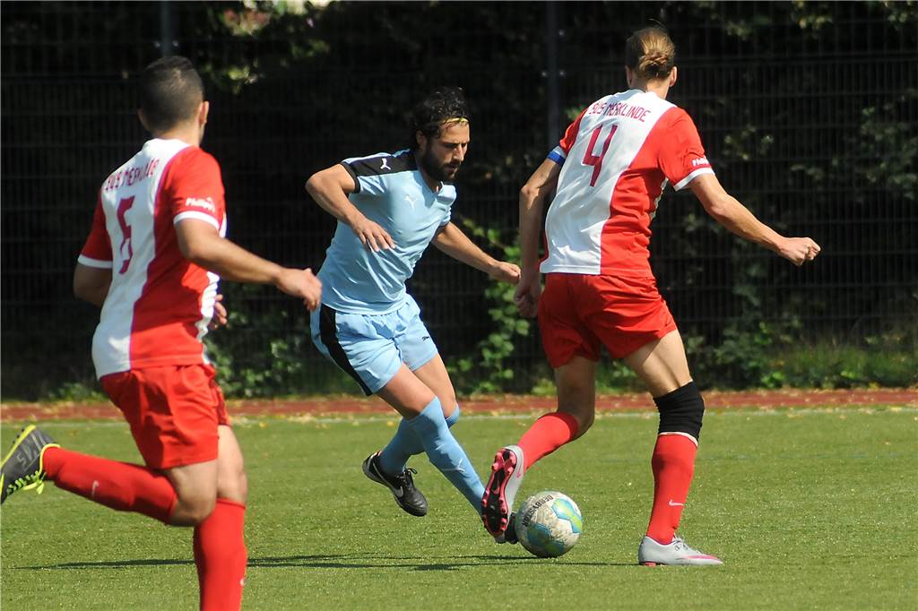 Yasin Erdogrul (M.), der jahrelang für den SV Yeni/Genclik und Eintracht Ickern aufgelaufen war sowie als Trainer an der Seitenlinie agierte, wechselt zum B-Kreisligisten SF Habinghorst/Dingen.