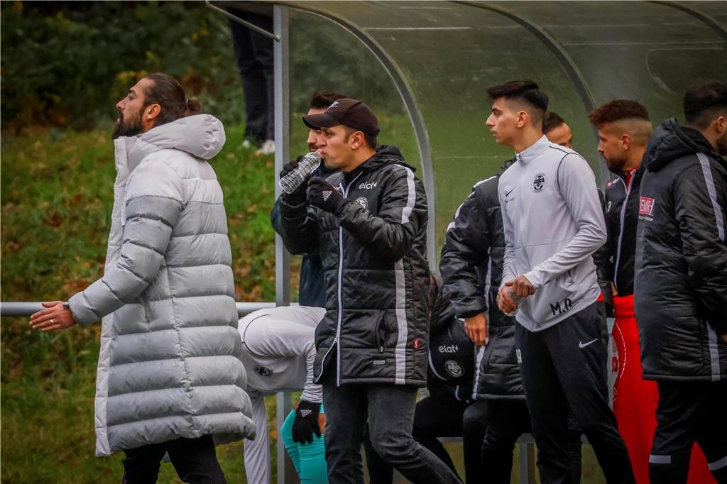 Sofortiger Trainer-Rücktritt bei Dortmunder Bezirksligisten: Debakel gibt den Ausschlag Yasin Yanik (M.) hat in der Vergangenheit auch den SC Osmanlispor trainiert.