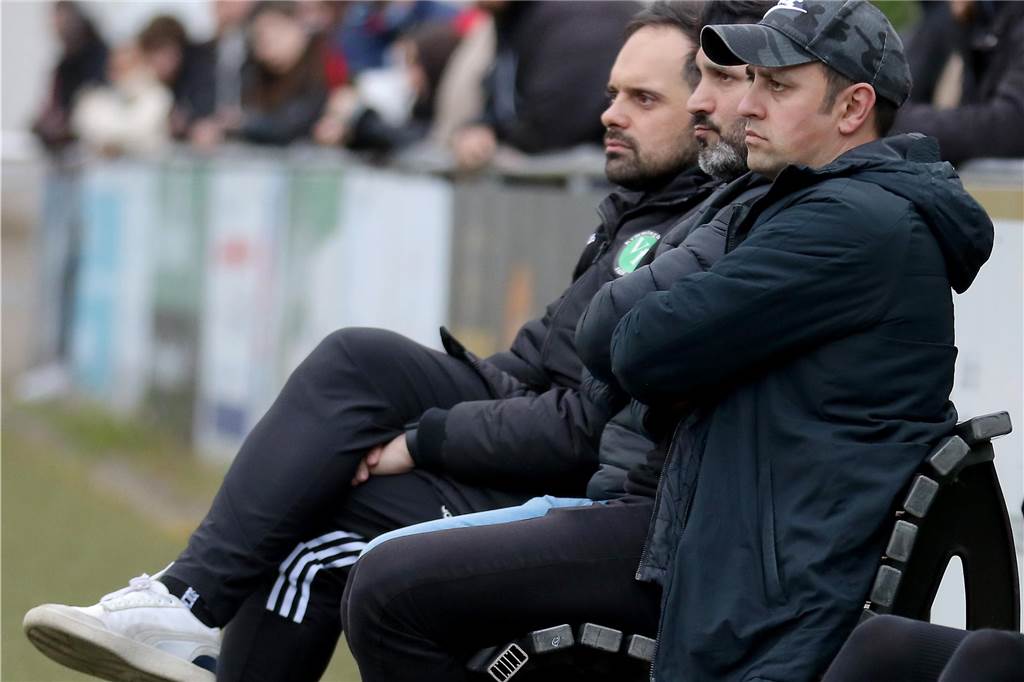 Dortmunder Bezirksligist hat keinen Sportlichen Leiter mehr Yasin Yanik und sein Trainerteam sitzen auf einer Bank an der Seitenlinie.