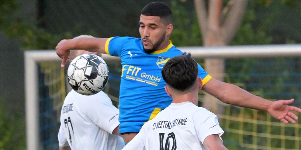 Yassine Azzou Chantah (M.) traf für die SG Gahmen im zweiten Ligaspiel in Serie.