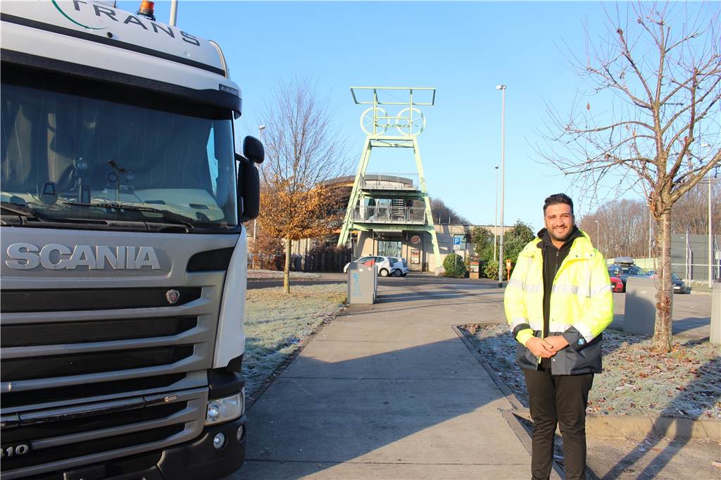 Weihnachten auf dem Parkplatz: Viele Trucker stranden an Raststätten Yassine El-Hajjami ist stolzer Pächter der Raststätte Beverbach auf der Grenze von Dortmund und Bochum.