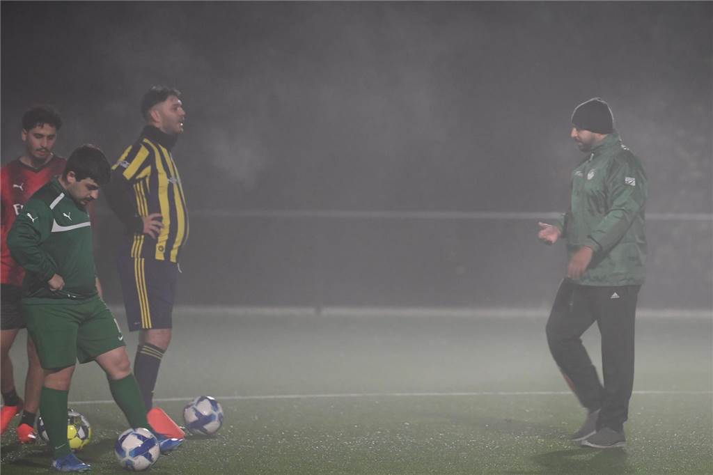Yassine Najih erklärt seinen Spielern eine Trainingsform und gestikuliert. 