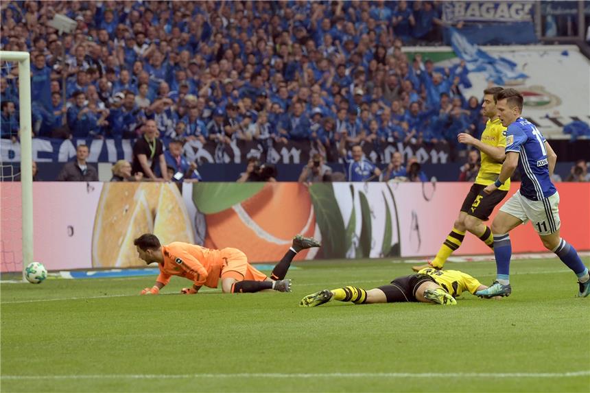 Yevhen Konoplyanka (r.) brachte Schalke im Revierdeby auf die Siegerstraße.