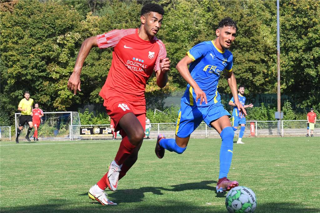 Saisonstart der Lüner Fußballer mit Schulnote Yigit Mehmet Akbulut verfolgt seinen Gegenspieler.