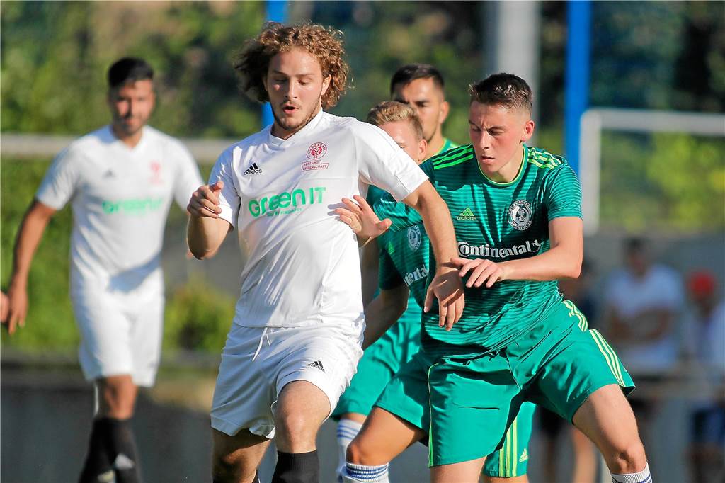 Ylli Kosumi (l.) kickte auch schon für den SV Brackel 06.