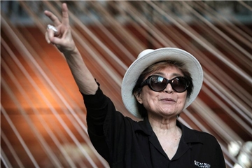 Yoko Ono hat eine Titelseite gestaltet - Kunst für die Pressefreiheit.
