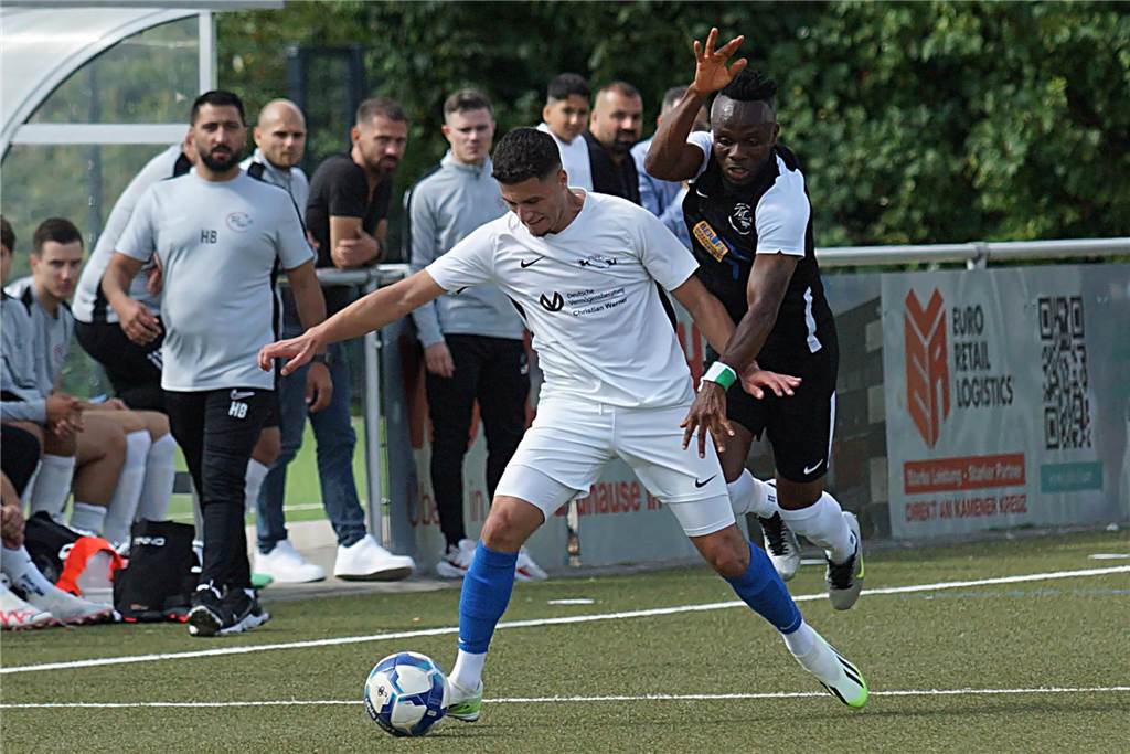Sturmtalent verlässt den Königsborner SV: Im neuen Jahr brüllt er mit den Dortmunder Löwen Yonas Hamdoun - hier am Ball - wird den Landesligisten Königsborner SV verlassen und sich den Dortmunder Löwen in Brackel anschließen.