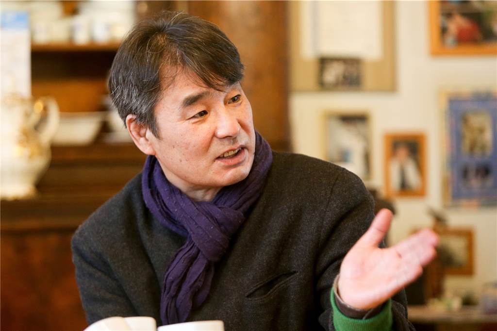 Gegen das Sozialbetrug-Klischee: Viele Rumänen und Bulgaren arbeiten hier in festen Jobs Yong-il Choi: Ich habe damals gesehen, dass da ein Mensch in Not war, und habe geholfen.“