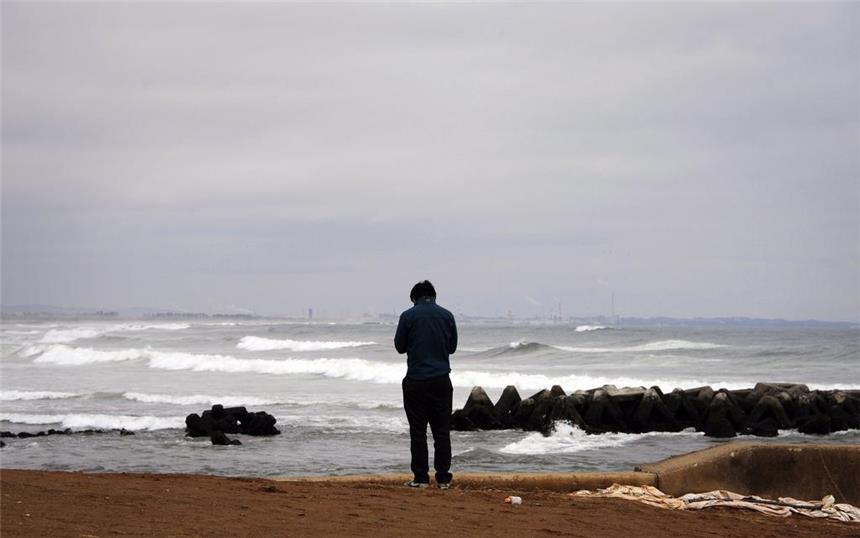 Japan erinnert an die Opfer Yoshihiro Mori betet für Freunde, die er bei dem Tsunami verloren hat.