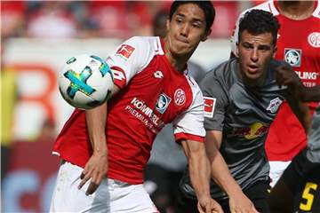 Yoshinori Muto (l) wird Mainz verlassen. Foto: Thomas Frey