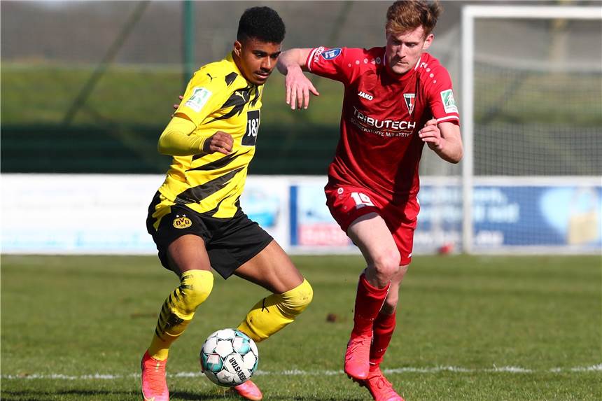BVB-U23 kämpft sich spät zum Sieg – RWE unter Druck Youngster Ansgar Knauff (l.) und Borussia Dortmunds U23 waren gefordert - und lieferten geliefert.