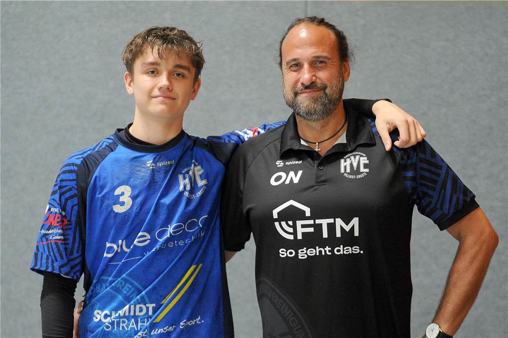 Youngster Jan Marten (li.), hier mit Co-Trainer Oliver Neuhausen, hat den Sprung aus der A-Jugend in den Verbandsliga-Kader der HVE Villigst-Ergste geschafft. Sein Einsatz gegen Ferndorf war am Freitag aber noch nicht sicher.