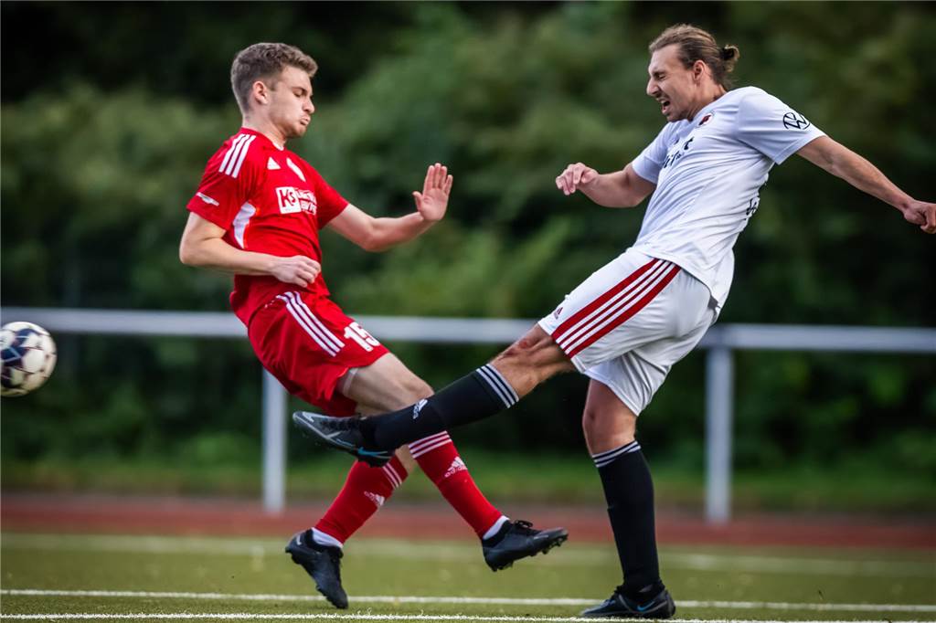 Youngster Luca Tusch (li.) steht mit dem Geisecker SV vor einem Heimspiel gegen den SC Osmalispor Dortmund.