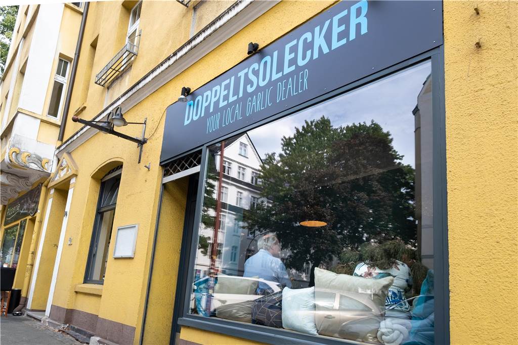 Neues vegetarisch-veganes Bistro: Im Kreuzviertel wird’s demnächst „Doppeltsolecker“ "Your local Garlic Dealer": Das Schild ihres Bistros verrät es schon, Poljatchek setzt in ihren Speisen gerne auf viel Knoblauch.