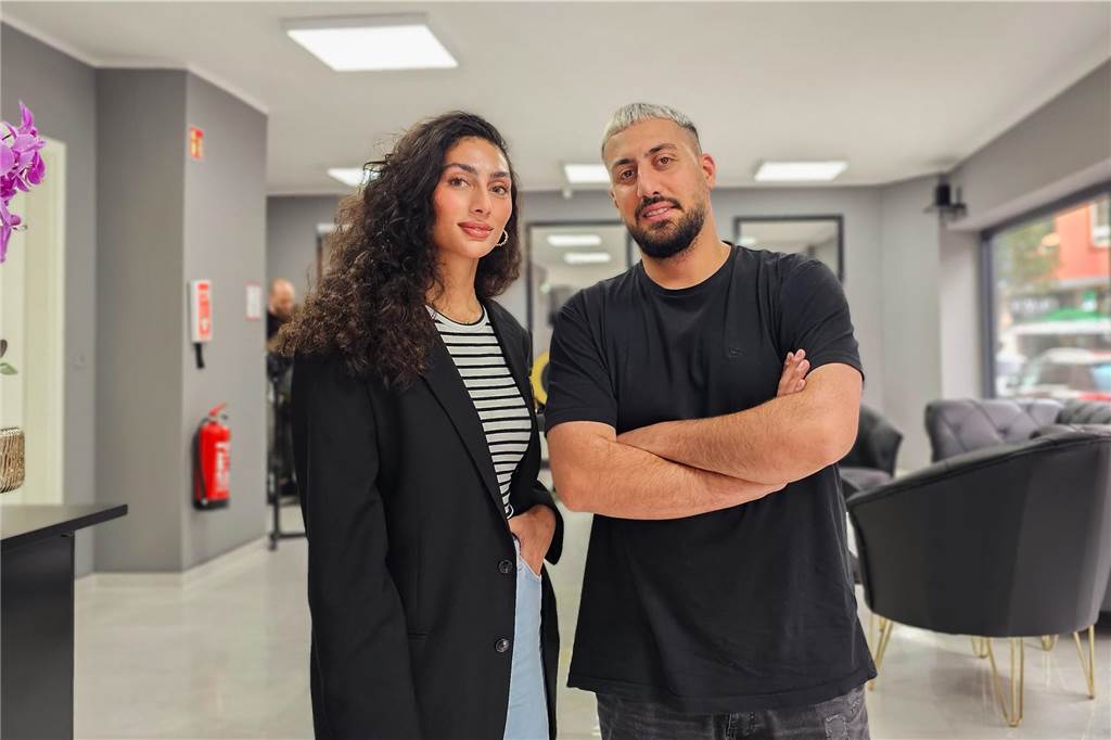 Yousha und Yasser in ihrem frisch eröffneten Salon "Who's next" am Bissenkamp.