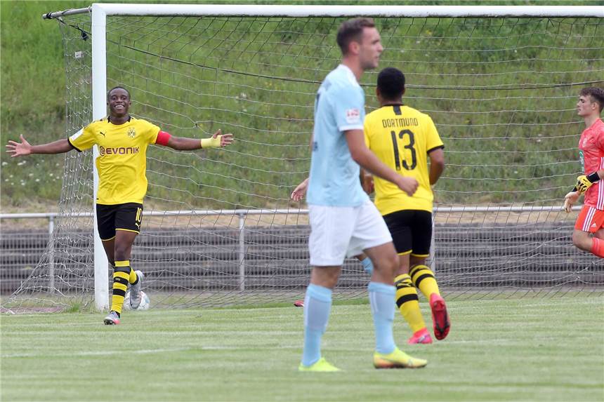 Mit Fotostrecke: Die U19 des BVB besiegt zweimal den Oberligisten ASC 09 Dortmund Yousoufa Moukoko erzielte die Führung für Borussias U19.