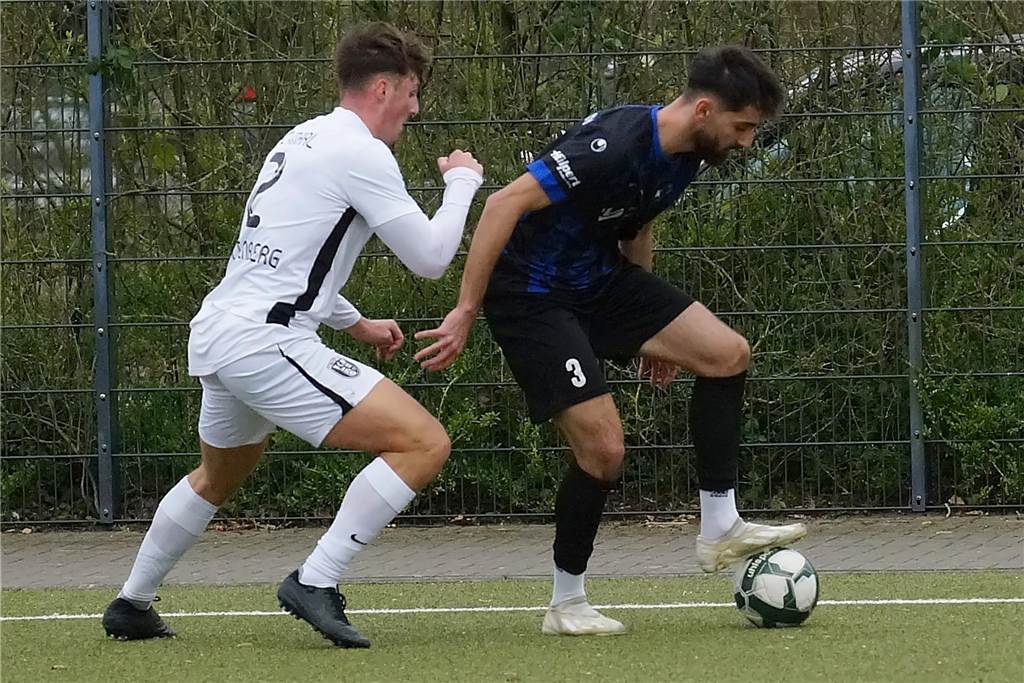 Königsborner SV verliert im Sommer einen Außenverteidiger Youssef Anhari (r.) brachte den Königsborner SV im Match gegen den FC Marl mit 1:0 in Führung.