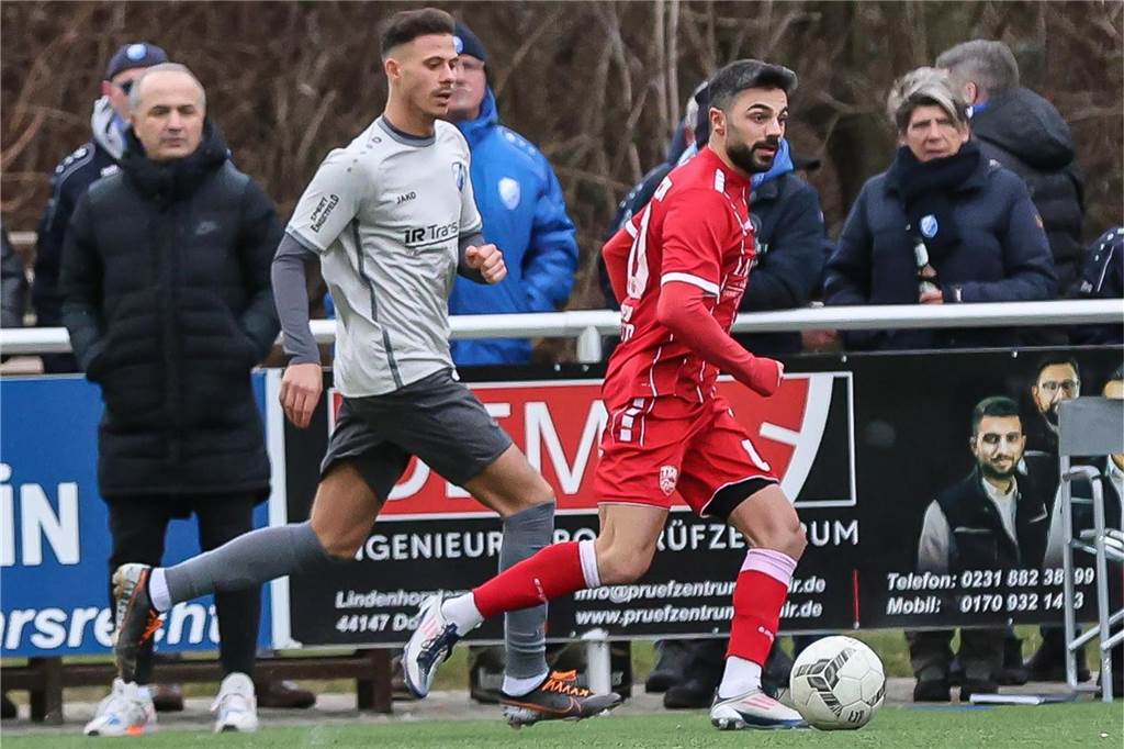 SG Gahmen verpflichtet ehemaligen Profifußballer: Der kommt von einem Dortmunder Oberligisten Youssef Yesilmen (r.), hier noch im Trikot von Türkspor Dortmund, im Zweikampf mit einem Gegenspieler.
