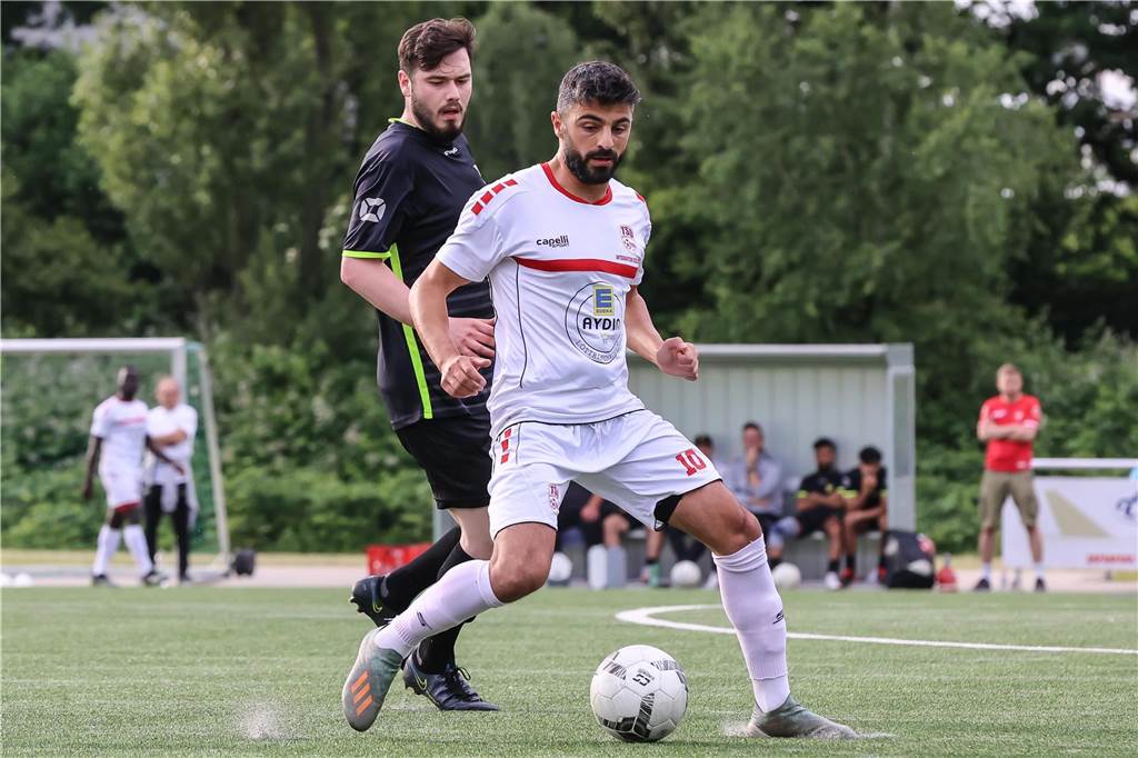 Personalticker für den Amateurfußball: Die wichtigsten Entscheidungen in Lünen Youssef Yesilmen, hier im Türkspor-Trikot, schirmt einen Ball ab.