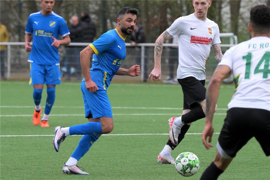 Youssef Yesilmen sucht neuen Verein: Ex-Spielertrainer der SG Gahmen auf dem Weg in die Oberliga Youssef Yesilmen passt den Ball.