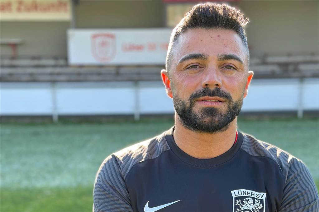 Youssef Yesilmen steht im trikot des Lüner SV auf dem Sportplatz in Schwansbell.