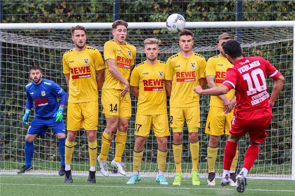 Türkspor Dortmund springt an die Spitze: Drei Einwechselspieler entscheiden die Partie Youssef Yesilmen traf mit einem traumhaften Freistoß zum zwischenzeitlichen 2:0 für Türkspor Dortmund.