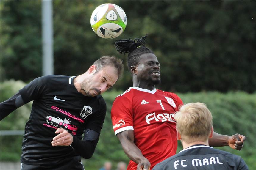 Das sind die Spiele der Castrop-Rauxeler Fußball-Senioren und -Junioren am Wochenende Youssouf Joe Kourouma (r.) tritt mit der SG Castrop im Bezirksliga-Derby bei der Spvg Schwerin an.