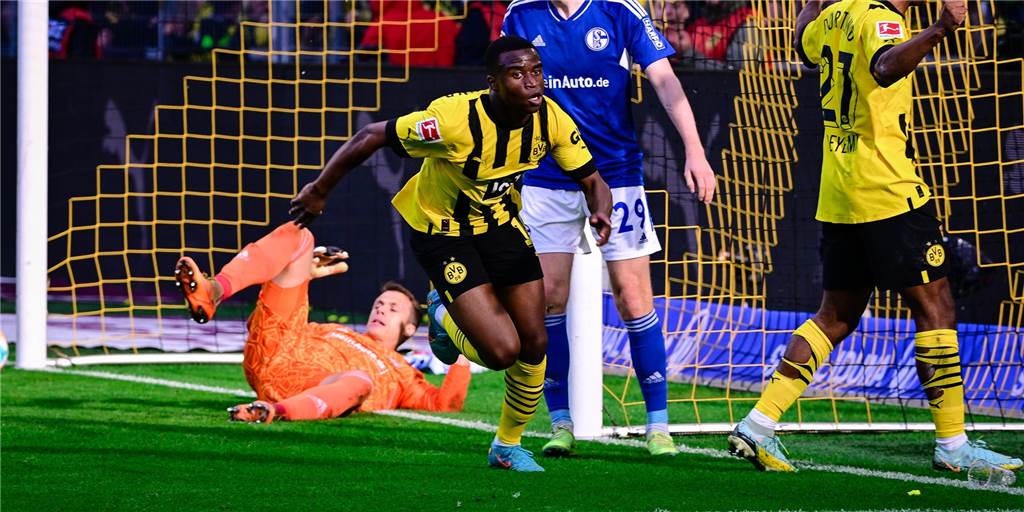 BVB-Magerkost im Revierderby: Moukoko setzt Ausrufezeichen gegen Schalke Youssoufa Moukoko bejubelt seinen Treffer gegen Schalke.