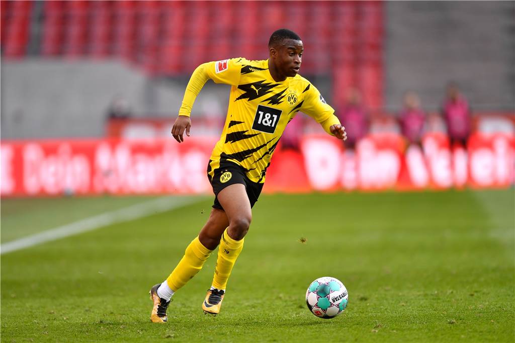 Neuzugang van den Woldenberg über den TuS, ein Privileg und zwei Shootingstars Youssoufa Moukoko gilt derzeit als eines der größten deutschen Talente. In den vergangenen Jahren traf Nils van den Woldenberg, Neuzugang des TuS Haltern am See, regelmäßig auf den Shootingstar.