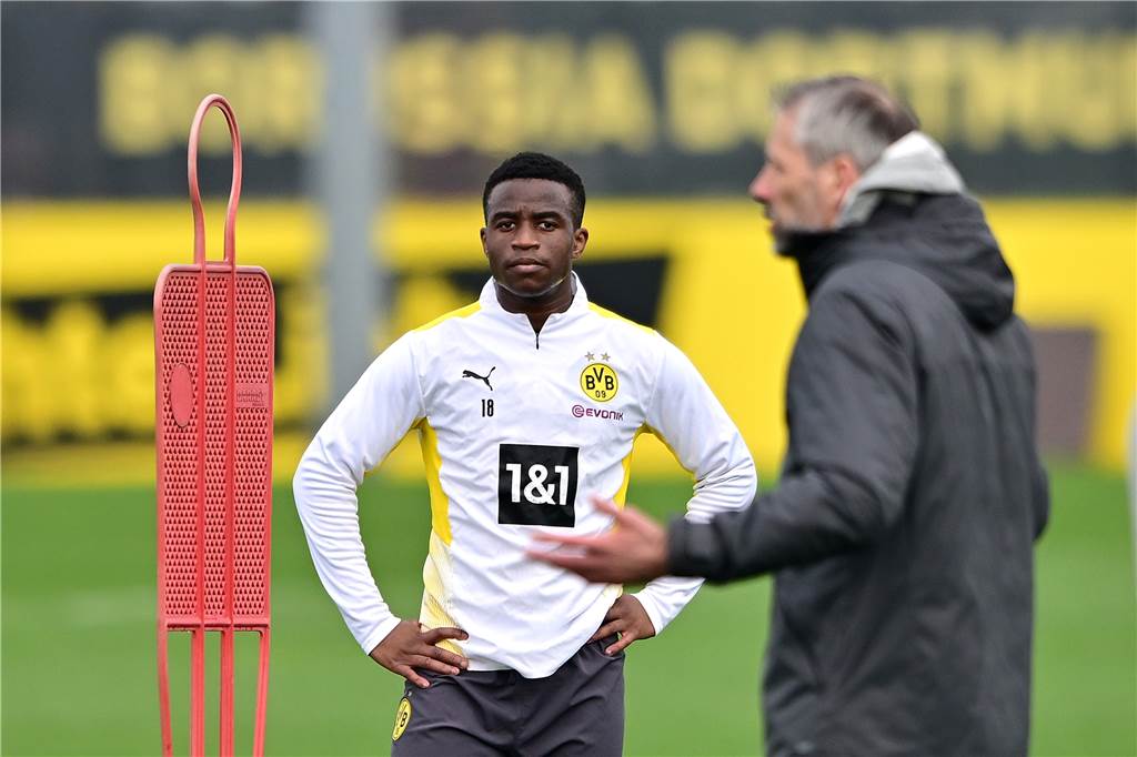 Exklusive Bilder und ein Video: BVB startet die Vorbereitung auf RB Leipzig Youssoufa Moukoko hört Trainer Marco Rose zu.