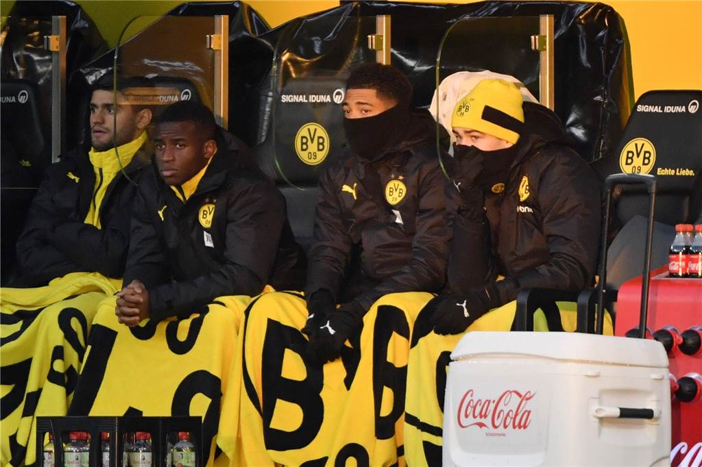 Youssoufa Moukoko (l.) muss sich mit seiner neuen Rolle bei den BVB-Profis arrangieren.