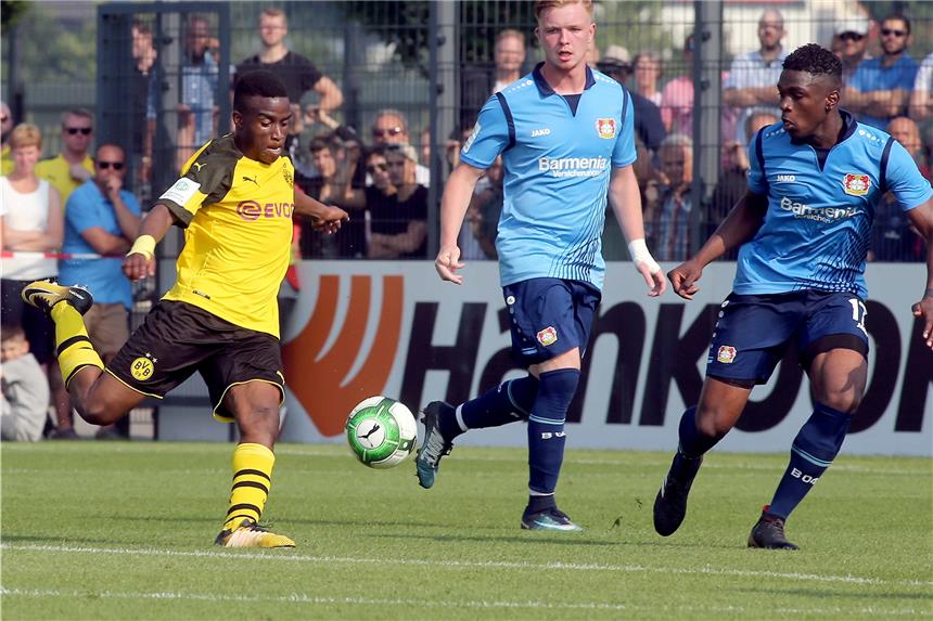 Terzi und Moukoko sichern Dortmund das Traum-Endspiel Youssoufa Moukoko (l.) nimmt Maß und trifft zum 2:0.