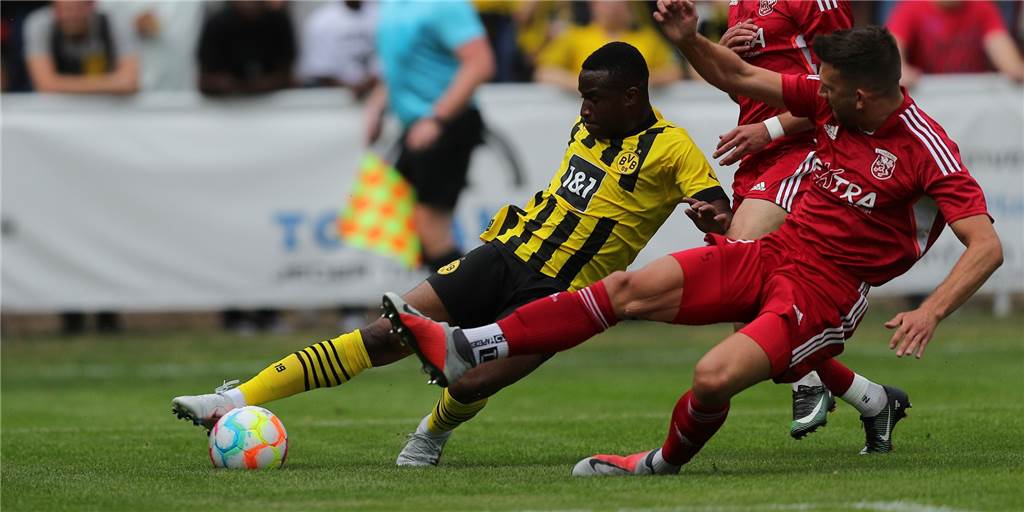 Lüner SV verlangt Borussia Dortmund bei Fußballfest alles ab – Ehrentreffer als Höhepunkt Youssoufa Moukoko (l.) wurde in der ersten Halbzeit immer wieder von der Defensive des Lüner SV um Anjo Wilmanns (r.) ausgebremst.