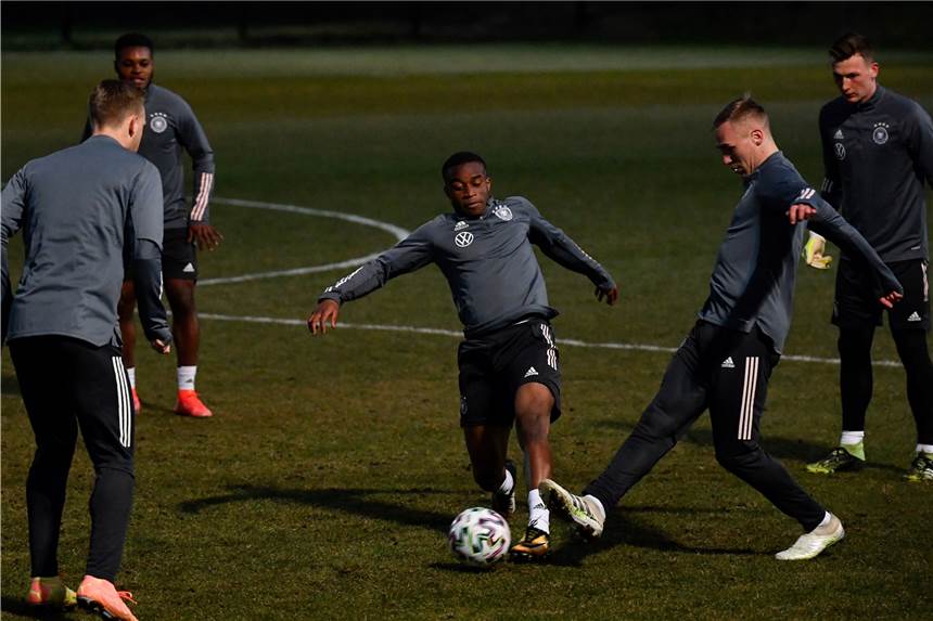 Youssoufa Moukoko (Mitte) gehört bei der U21-EM zum Kader der deutschen Nationalmannschaft.