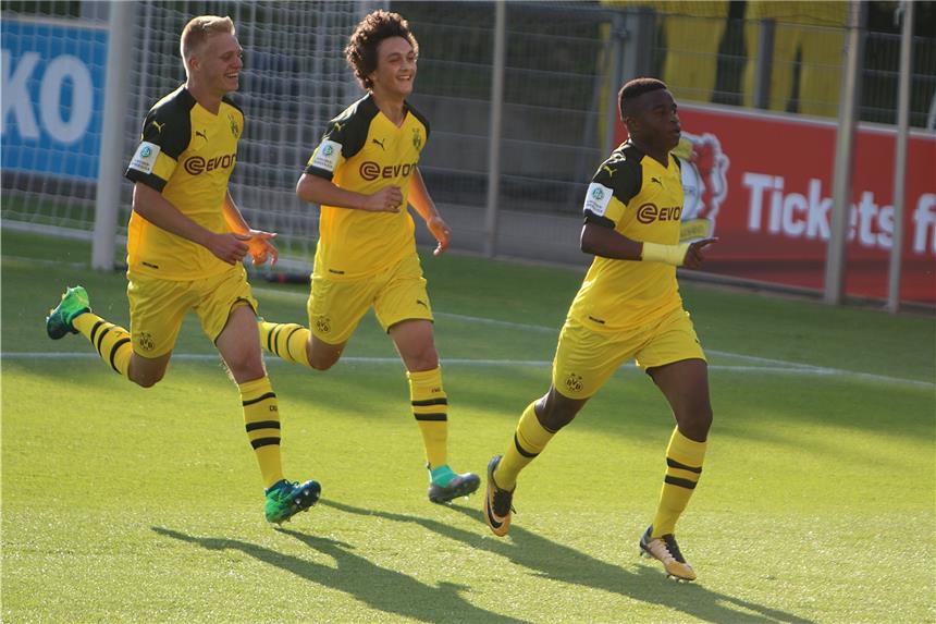 Dortmunds U17 ist voll im Soll - Duo angeschlagen Youssoufa Moukoko (r.) brachte den BVB gegen Leverkusen früh in Führung.