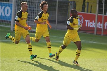 Youssoufa Moukoko (r.) brachte den BVB gegen Leverkusen früh in Führung.