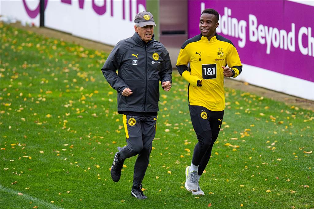 Moukoko feiert seinen 16. Geburtstag: 16 Fakten zum BVB-Sturmtalent Youssoufa Moukoko (r.) schiebt nach dem Training regelmäßig Extraschichten.